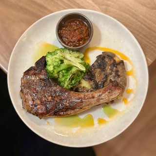 TOMAHAWK PORC GATIT LA FOC DESCHIS cu cartofi copți, broccoli și sos de roșii coapte