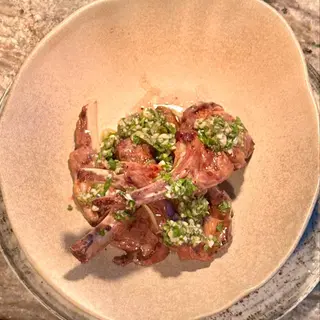 COTLET DE BERBECUȚ fraged cu salată mediteraneană, cartofi copți aromatizați și chimichurri