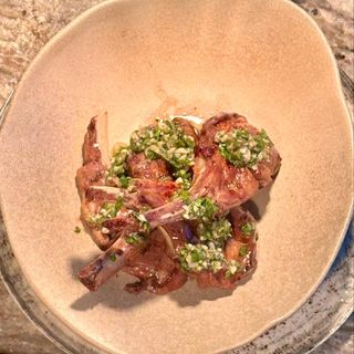 COTLET BERBECUȚ GATIT LA FOC DESCHIS cu salată mediteraneană, cartofi aromatizați și chimichurri