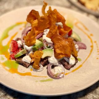 VITĂ FRAGEZITĂ GATITĂ LA FOC DESCHIS, cu cremă de brânză și chipsuri artizanale de cartofi dulci