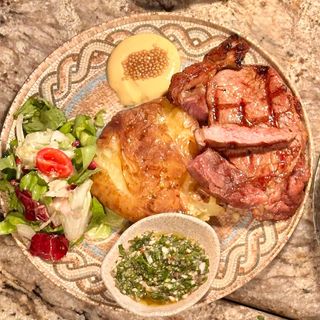 VRĂBIOARĂ MÂNZAT ANGUS GATITĂ LA FOC DESCHIS, cu cartofi copți