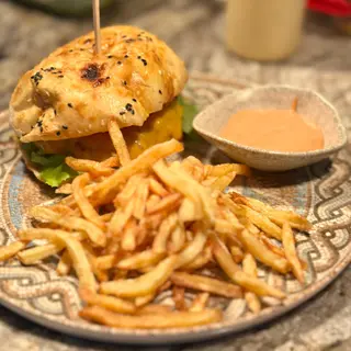 BURGER DE VITĂ artizanal cu cartofi prăjiți