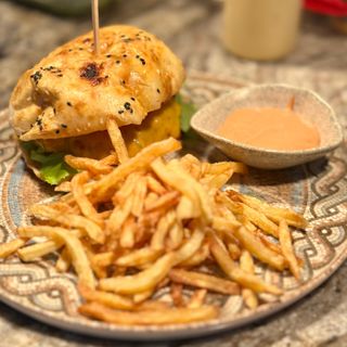 Burger de vita artizanal cu cartofi prajiti