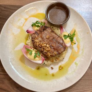 CEAFĂ DE PORC GATITĂ LA FOC DESCHIS cu piure de cartofi cu trufe, sos roșii coapte, ceapă murată și muștar