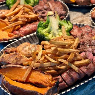 PLATOU de sharing cu CARNE gătită la foc deschis & GARNITURI
