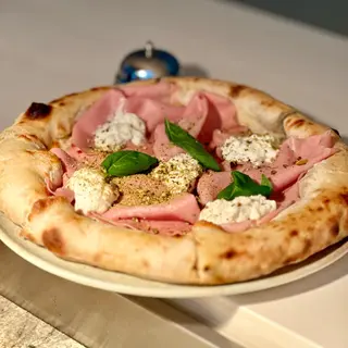 PIZZA cu MORTADELLA, STRACCIATELLA și FISTIC crocant Ø32cm