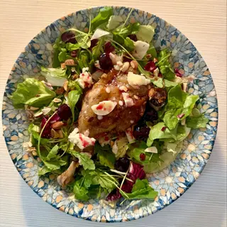 SALATĂ cu PULPĂ DE RAȚĂ, mix salată verde, brânză burduf și dulceață de vișine