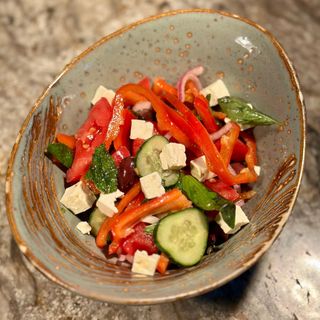 Salata greceasca asezonată cu busuioc, mentă, pătrunjel