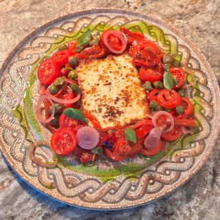 SALATĂ CU HALLOUMI, ARDEI COPT și roșii proaspete