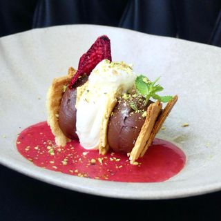 Mousse de ciocolata cu crema mascarpone si fructe de sezon