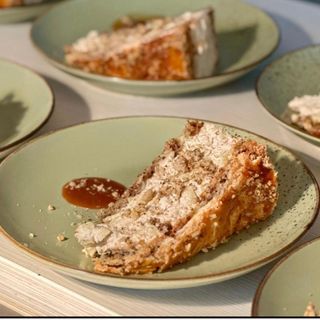 Tort de mere cu bezea si nuca caramelizata