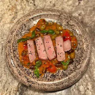 TON pe grill în stil mediteranean cu sos pomodoro, măsline, capere și roșii cherry