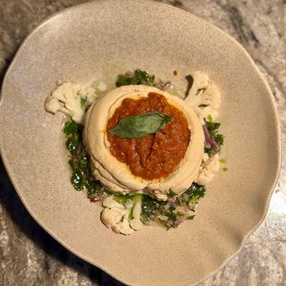 Hummus artizanal cu ragu vita si painea casei