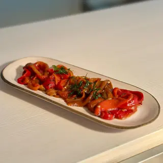 SALATĂ de ARDEI COPT cu chipsuri de usturoi și sos pesto