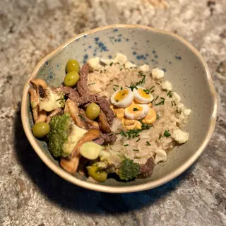 RISOTTO CU VITĂ, ciuperci, măsline, broccoli, ou prepeliță murat