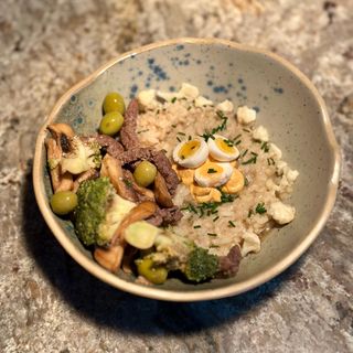 RISOTTO CU VITĂ, ciuperci, măsline, broccoli, ou prepeliță murat