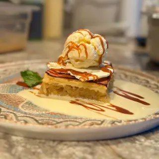PLĂCINTĂ CALDĂ cu mere, crème anglaise și înghețată de vanilie