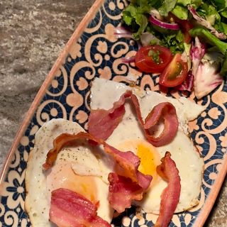 OUA OCHIURI cu pancetta, salata verde și pâinea casei