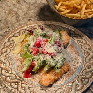 ȘNIȚEL DE CURCAN CAESAR cu cartofi prăjiți