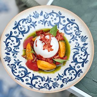 BURRATA CU VARIETATE DE ROȘII și sos pesto
