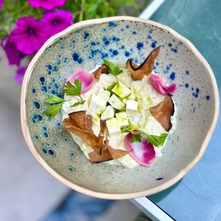 SALATĂ DE VINETE, brânză feta, ceapă roșie, pâine prăjită cu usturoi