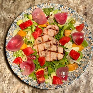 SALATĂ CU PIEPT DE CURCAN, cremă avocado, mix salată verde, cartof dulce, roșii, măsline și ceapă