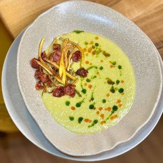 SUPĂ CREMĂ DE PRAZ cu chipsuri de cârnați oltenești și pâine prăjită