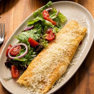 OMLETĂ cremoasă cu mozzarella, salată fresh mediteraneană si painea casei