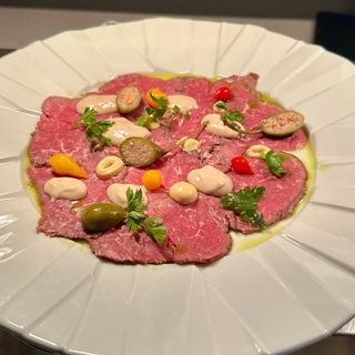 VITELLO TONNATO Signature servit cu painea casei