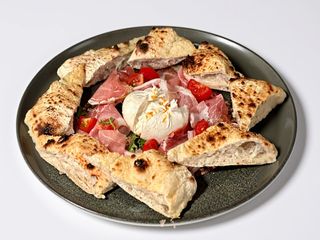 Burrata cu prosciuto crudo si foccacia casei