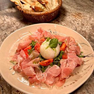 Burrata cu prosciuto crudo si painea casei