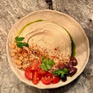 HUMMUS mediteranean cu roșii cherry, selecție măsline și nuci crocante