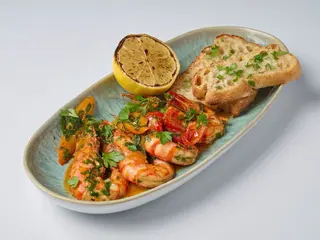 CREVEȚI Black Tiger cu accente ușor picante, serviți cu pâinea casei prăjită cu usturoi
