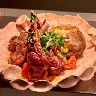 COTLET DE BERBECUȚ fraged cu salată mediteraneană, cartofi copți aromatizați și chimichurri