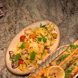 TAGLIATELLE cu fructe de mare