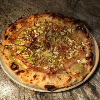 PIZZA oltenească cu PANCETTA, PRAZ și telemea Ø32cm
