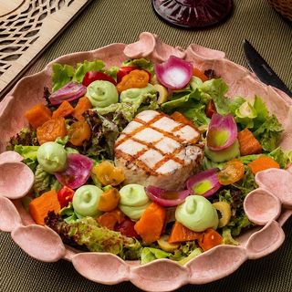 SALATĂ cu PULPĂ DE RAȚĂ, mix salată verde, brânză burduf și dulceață de vișine