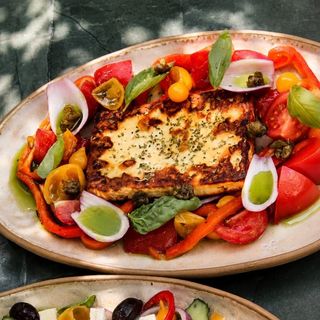 SALATĂ CU HALLOUMI, ARDEI COPT și roșii proaspete
