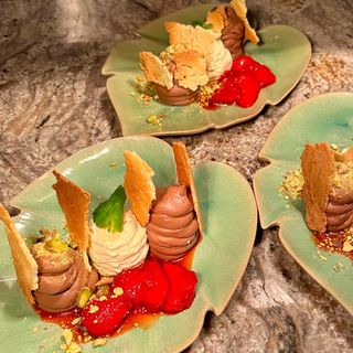 MOUSSE DE CIOCOLATĂ catifelat cu cremă mascarpone și căpșuni sotate