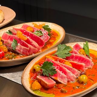 TON pe grill în stil mediteranean cu sos pomodoro, măsline, capere și roșii cherry