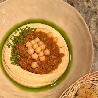 Hummus artizanal cu ragu vită slow-cooked si painea casei