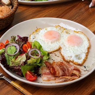 OUĂ OCHIURI cu pancetta crocantă, salată fresh mediteraneană si painea casei