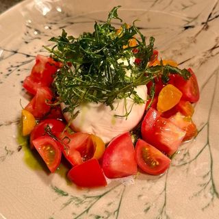 BURRATA mediteraneană cu selecție fresh de roșii, rucola și painea casei