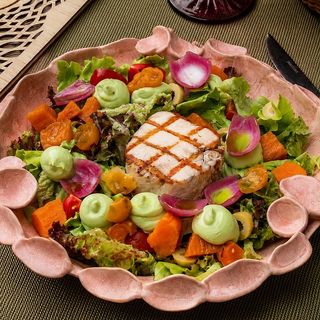 SALATĂ cu PIEPT DE CURCAN, mix salată verde, cremă avocado și cartof dulce
