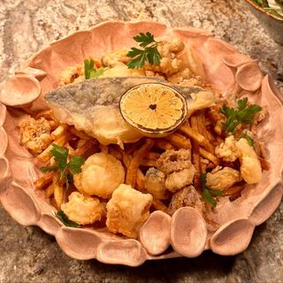 FRITTO MISTO crocant cu cartofi prăjiți și vinaigrette de ardei copți pe jar