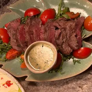 TAGLIATA din MUȘCHI DE VITĂ, ruccola, roșii cherry și sos gorgonzola
