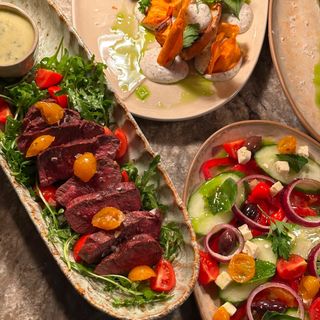 TAGLIATA din MUȘCHI DE VITĂ, ruccola, roșii cherry și sos gorgonzola