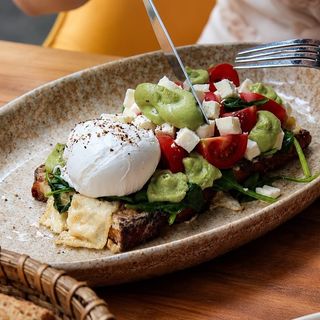 HEALTHY TOAST cu ou poșat, baby spanac proaspăt, brânză maturată și cremă avocado