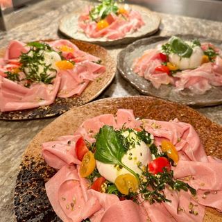 BURRATA & MORTADELLA CU FISTIC si painea casei