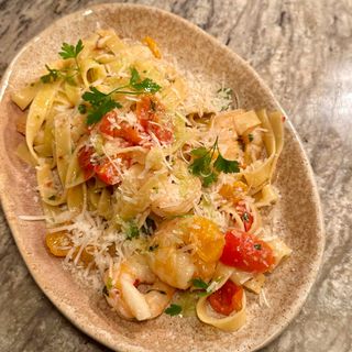TAGLIATELLE AGLIO E OLIO PEPERONCINO cu CREVEȚI